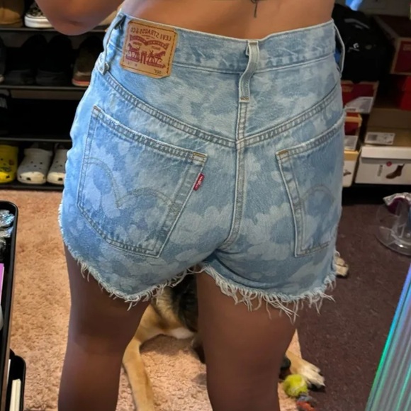 Levi’s 501 Shorts - Picture 2 of 2